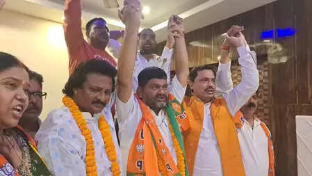 बिहार: पहले चरण के मतदान से पहले बड़ा उलटफेर, मुंगेर से जन सुराज के प्रत्याशी भाजपा में शामिल ‎