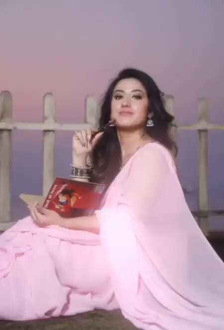 'विन्नी की किताब' में दिखेगा अलीशा पंवार का अलग अंदाज, कलरफुल शिफॉन साड़ियों से बिखेरेगी जादू