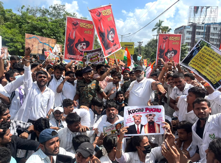 पटना में विभिन्न मांगों को लेकर प्रदर्शन; डाकबंगला पर पुलिस से झड़प, वाटर कैनन चलाया, कई हिरासत में