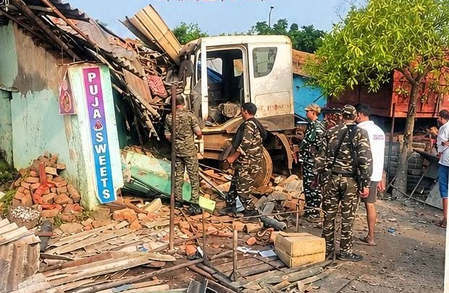 झारखंड : बोकारो में दुकानों में घुसा अनियंत्रित ट्रेलर, दो लोगों की मौत, चार घायल