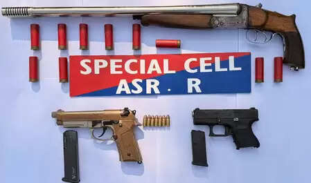 अमृतसर: यूके स्मगलर से जुड़े 5 आरोपी गिरफ्तार, हथियार और जिंदा राउंड बरामद