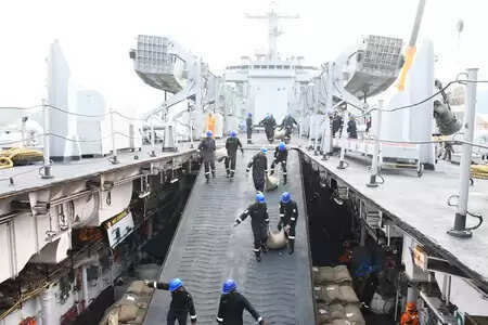 श्रीलंका की मदद के लिए भारतीय नौसेना के चार और युद्धपोत तैनात