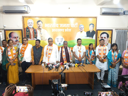 झारखंड में कई दलों के नेताओं ने थामा भाजपा का दामन, बाबूलाल मरांडी ने किया स्वागत