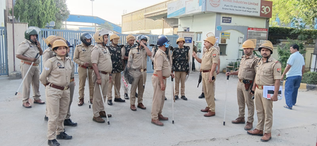 गौतमबुद्धनगर में पुलिस का फ्लैग मार्च, संवेदनशील इलाकों में बढ़ाई गई सतर्कता