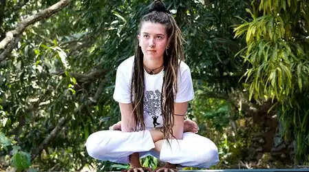 पेट की चर्बी घटाए और एकाग्रता बढ़ाए, जानिए 'कुक्कुटासन' के कमाल के फायदे