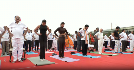 हैदराबाद: योग दिवस काउंटडाउन में हजारों लोगों ने किया योगाभ्यास, वेंकैया नायडू और जी किशन रेड्डी भी हुए शामिल
