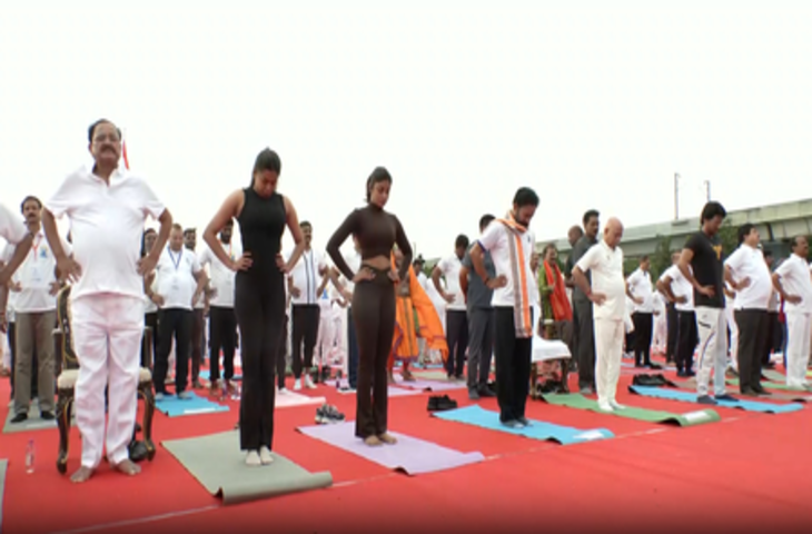 हैदराबाद: योग दिवस काउंटडाउन में हजारों लोगों ने किया योगाभ्यास, वेंकैया नायडू और जी किशन रेड्डी भी हुए शामिल