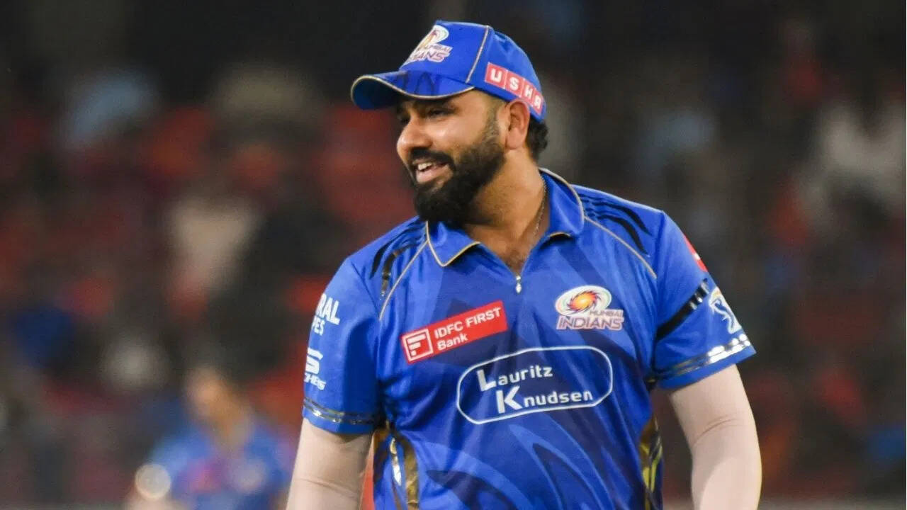 बीच मैदान रोहित शर्मा से हाथ जोड़कर माफी मांगने लगा ये खिलाड़ी? रितिका को लेकर हुआ था बवाल