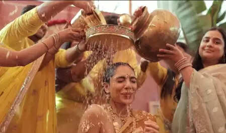 शादी की पहली सालगिरह पर शोभिता धुलिपाला ने पति नागा चैतन्य पर लुटाया प्यार