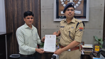 5.5 लाख रुपए का सोने का कंगन घंटों में बरामद, अजमेर के कॉन्सटेबल को दिया गया इनाम