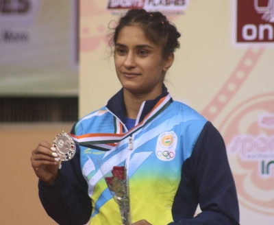 विनेश फोगाट: विरासत में मिला रेसलिंग का खेल, कॉमनवेल्थ गेम्स में जीते 3 गोल्ड, विवादों से भी रहा नाता