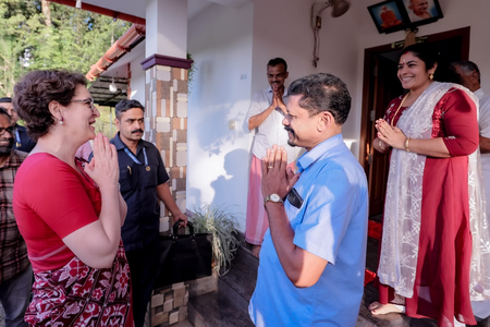 एशियन गेम्स: सिल्वर मेडलिस्ट विदरसा के घर पहुंचीं प्रियंका गांधी, परिवार को बधाई दी