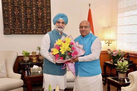 दिल्ली विधानसभा अध्यक्ष विजेंद्र गुप्ता ने उपराज्यपाल को पत्रिका भेंट की