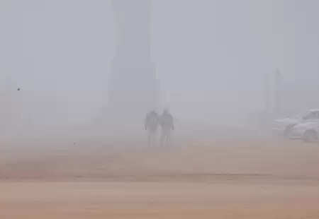 दिल्ली-नोएडा-गाजियाबाद में एक्यूआई 400 के पार, कोहरे ने बढ़ाई मुश्किलें