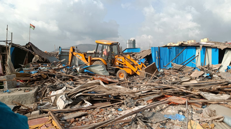 मुंबई: मानखुर्द में सरकारी जमीन पर बने 1,200 अवैध निर्माण ध्वस्त, 11 एकड़ जमीन कराई खाली