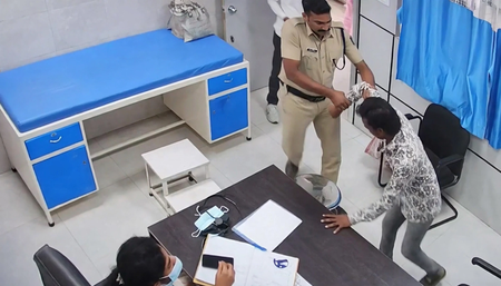महाराष्ट्र: मेडिकल कराने आए आरोपी ने महिला डॉक्टर को जड़ा थप्पड़, डॉक्टरों की सुरक्षा को लेकर गंभीर सवाल