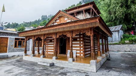 हिमाचल की गोद में बसा महर्षि वशिष्ठ का पवित्र गांव, जहां 'औषधीय कुंड' में स्नान करने से दूर होती है रोग-व्याधि