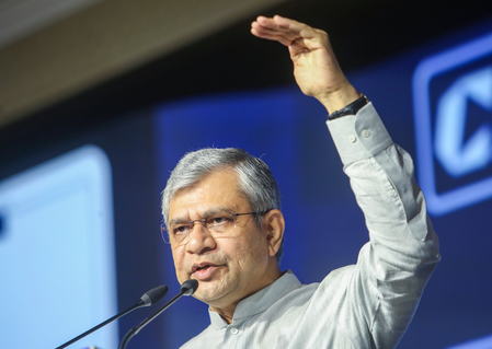 केंद्रीय मंत्री अश्विनी वैष्णव ने दोहरीघाट-औड़िहार ट्रेन को हरी झंडी दिखाकर रवाना किया