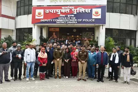 दिल्ली: द्वारका में पुलिस ने 270 से अधिक चोरी हुए मोबाइल फोन मालिकों को लौटाए