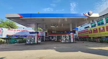 मणिपुर: बम धमकी के विरोध में इंफाल के सभी पेट्रोल पंप बंद, आम जनता परेशान