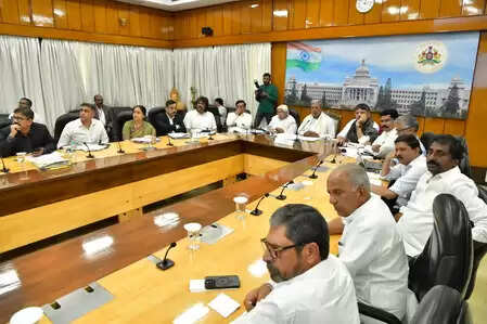 મુખ્યમંત્રી સિદ્ધારમૈયાની કડક સૂચનાઓ, સામાજિક-શૈક્ષણિક સર્વેક્ષણ 7 October ક્ટોબર સુધીમાં પૂર્ણ થવું જોઈએ