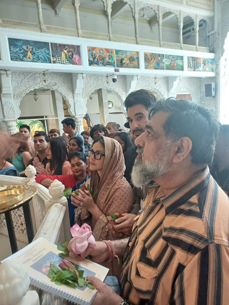 इस्कॉन मंदिर में पूजा-अर्चना करने पहुंचीं सनी लियोनी, फिल्म की शूटिंग से पहले लिया आशीर्वाद