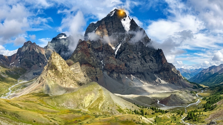 शिवभक्तों की आस्था का केंद्र मणिमहेश कैलाश, रक्षाबंधन पर दिव्य रोशनी से जगमगाता है पर्वत
