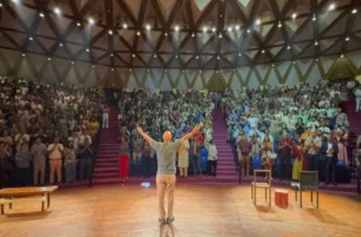 मंच पर आते ही अनुपम खेर भूले पैर का दर्द, &lsquo;कुछ भी हो सकता है&rsquo; बना थेरेपी जैसा अनुभव