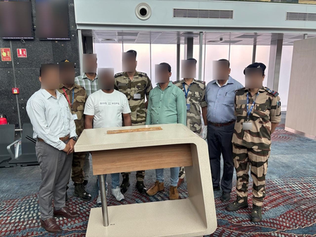 सीआईएसएफ की बड़ी कार्रवाई, बेंगलुरु एयरपोर्ट पर कपड़ों में छिपाया 260 ग्राम सोने जैसा पाउडर जब्त
