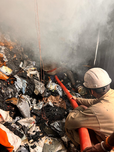 गाजियाबाद में कपड़ों के शोरूम में लगी भीषण आग, दमकल की चार गाड़ियों ने पाया काबू