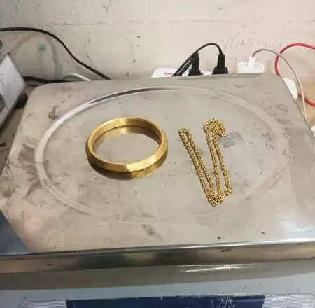 मुंबई एयरपोर्ट पर कस्टम की बड़ी कार्रवाई: 3 दिनों में 2.5 किलो सोना और 8.4 किलो हाइड्रोपोनिक वीड जब्त