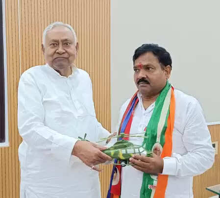 'हम आपके वोटर हैं, वोट देने बख्तियारपुर भी आएंगे', सीएम नीतीश ने लोजपा (रामविलास) प्रत्याशी से की मुलाकात