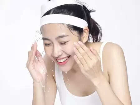 केमिकल से भरे फेस वॉश से दोगुना फायदे देंगे ये प्राकृतिक नुस्खे, खिल उठेगा चेहरा