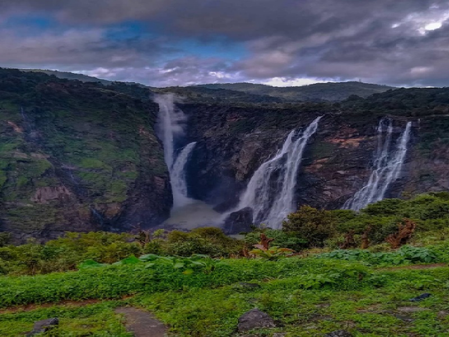 जोग फॉल्स: गर्मियों में एडवेंचर के शौकीनों के लिए खास जगह,1400 सीढ़ियां उतरकर मिलता है रोमांचक अनुभव