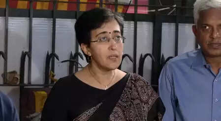 प्रदूषण के सवाल पर सदन से वॉकआउट, ‘आप’ ने सरकार का किया घेराव