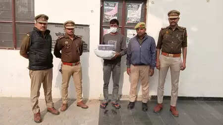 नोएडा में 25,000 रुपए का इनामी तस्कर गिरफ्तार, गांजा और नकदी बरामद