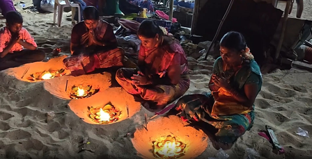 तमिलनाडु: तिरुचेंदूर सुब्रमण्य स्वामी मंदिर में उमड़ी श्रद्धालुओं की भीड़, समुद्र तट पर जलाए दीपक