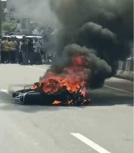 कोडरमा में मोबाइल दुकानदार पर चाकू से हमले के बाद तनाव, आरोपी की बाइक फूंकी