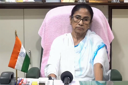 पश्चिम बंगाल: धरने के जरिए मैदान में उतरेंगी ममता बनर्जी, टीएमसी विधायकों की मौजूदगी पर नजर