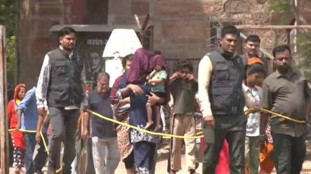 अहमदाबाद में घुसपैठियों पर बड़ी कार्रवाई, 300 से अधिक संदिग्ध पुलिस हिरासत में