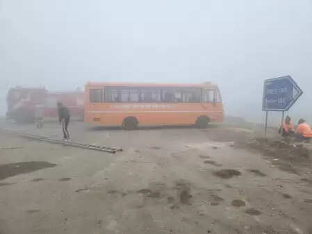 गौतमबुद्धनगर: घने कोहरे में कार नाले में गिरी, युवक की मौत