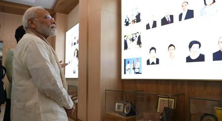 प्रधानमंत्री मोदी ने ताशकंद स्टेट यूनिवर्सिटी ऑफ ओरिएंटल स्टडीज में महात्मा गांधी सेंटर का किया दौरा