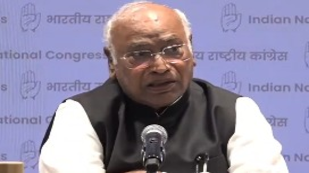 गृह मंत्री अमित शाह को छात्रों और युवाओं पर की गई बर्बरता का जवाब देना होगा : खड़गे