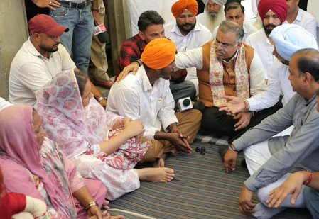 गुलजार सिंह के परिवार से मिले तरुण चुघ, न्याय का भरोसा दिया