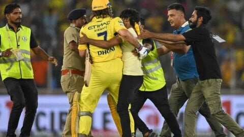 जिस फैन ने हदें पार करते हुए छुए थे धोनी के पैर, दर्दनाक एक्सीडेंट में उसी फैन की हुई मौत