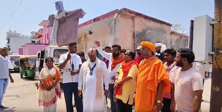 अयोध्या : ‘केजरीवाल वापस जाओ’ के लगे नारे, भड़के साधु-संत बोले- वो यहां राजनीतिक महत्वाकांक्षा के साथ आ रहे