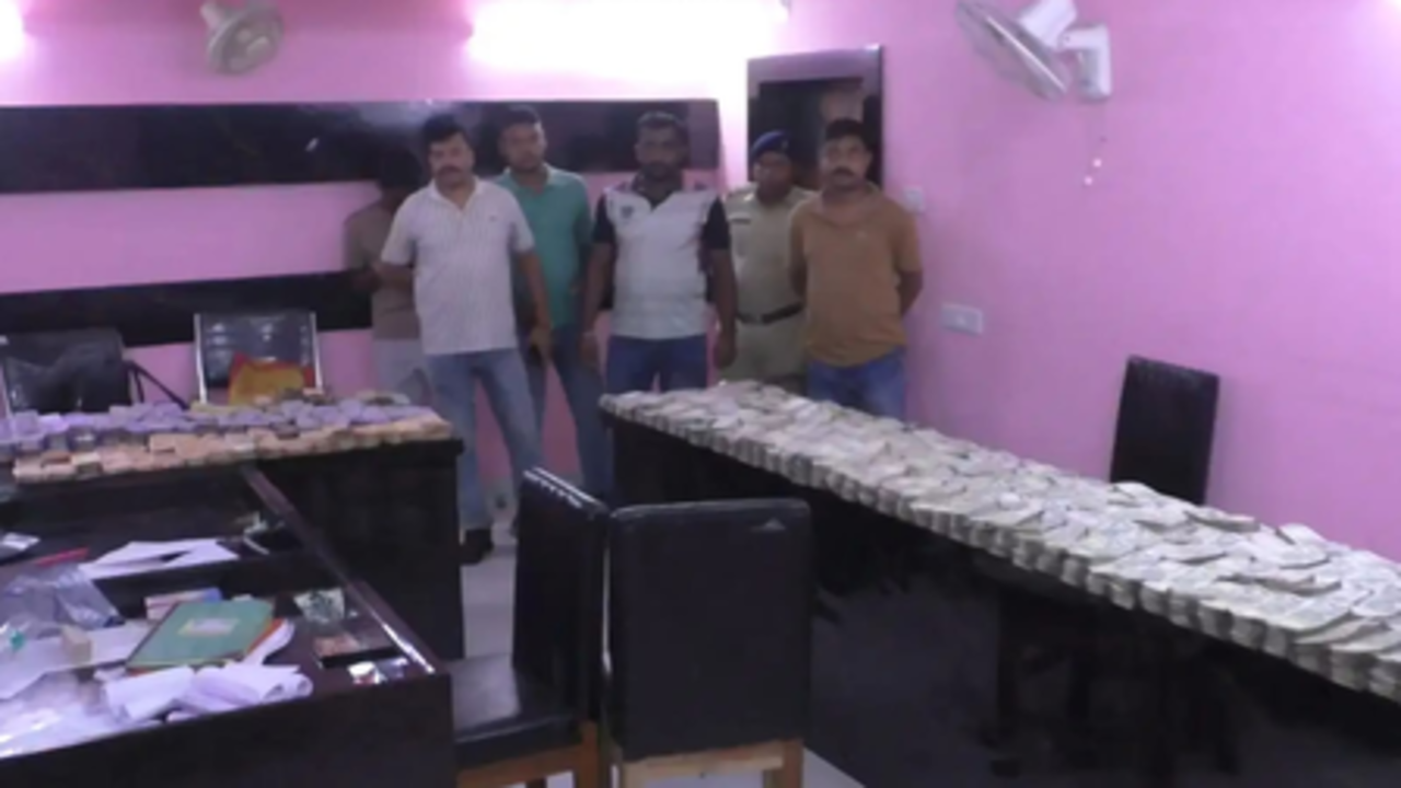 पश्चिम बंगाल के एक प्राइवेट स्कूल से 1.44 करोड़ रुपए जब्त, दो लोग गिरफ्तार