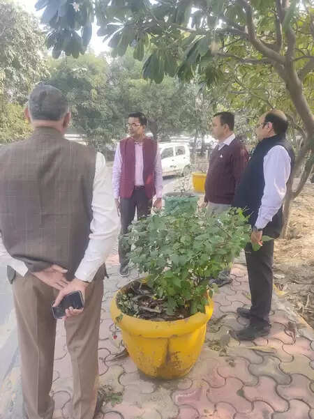 सीईओ का औचक निरीक्षण, सुपरवाइजर का रोका वेतन, स्वास्थ्य निरीक्षक से मांगा स्पष्टीकरण