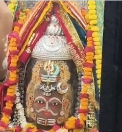 शनिवार की भस्म आरती रही खास, चांदी के त्रिपुंड और फूलों से महका महाकाल का आंगन