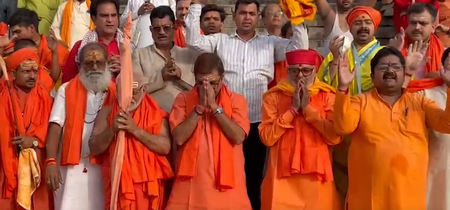 गंगा दशहरा : वाराणसी में 51 बटुकों ने 21 लीटर दूध से मां गंगा का किया दुग्धाभिषेक